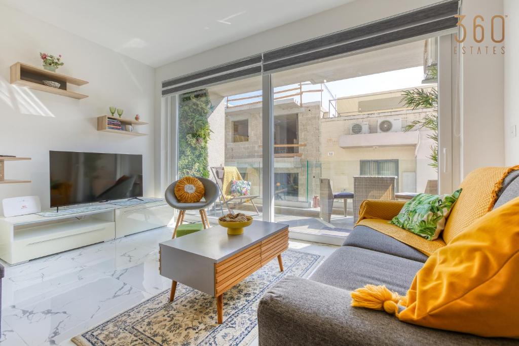 Stylish & Authentic 1BR with Terrace in Sliema by 360 Estates, Sliema