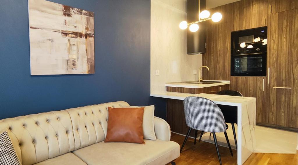 Elegant Apartment with Urban Charm - 5