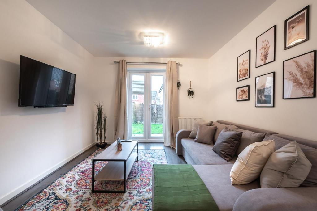 Host & Stay - Moresby Way, Peterborough