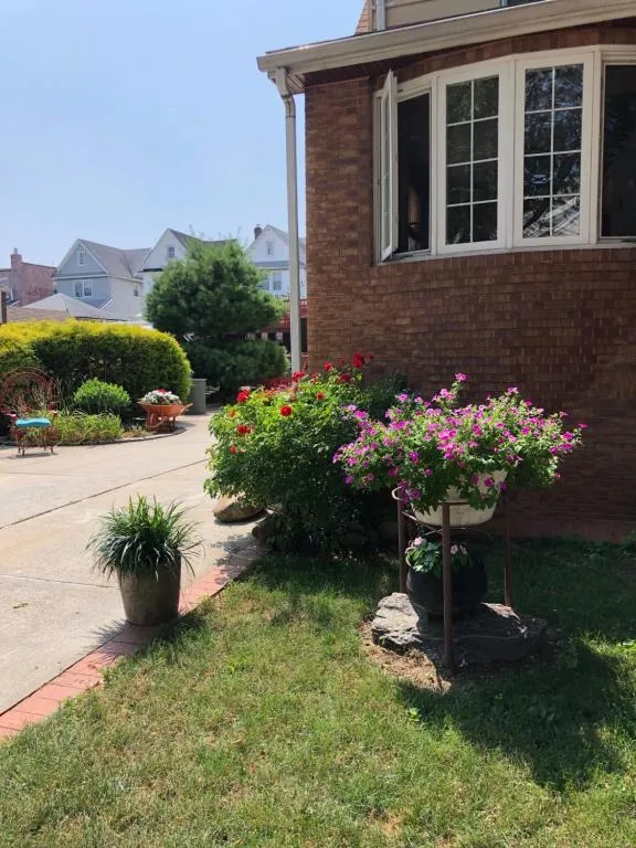 Private Unit with own Entrance To Share, hotel in South Ozone Park