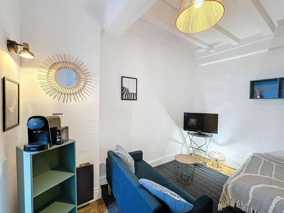 My home auguste comte 1 - 4