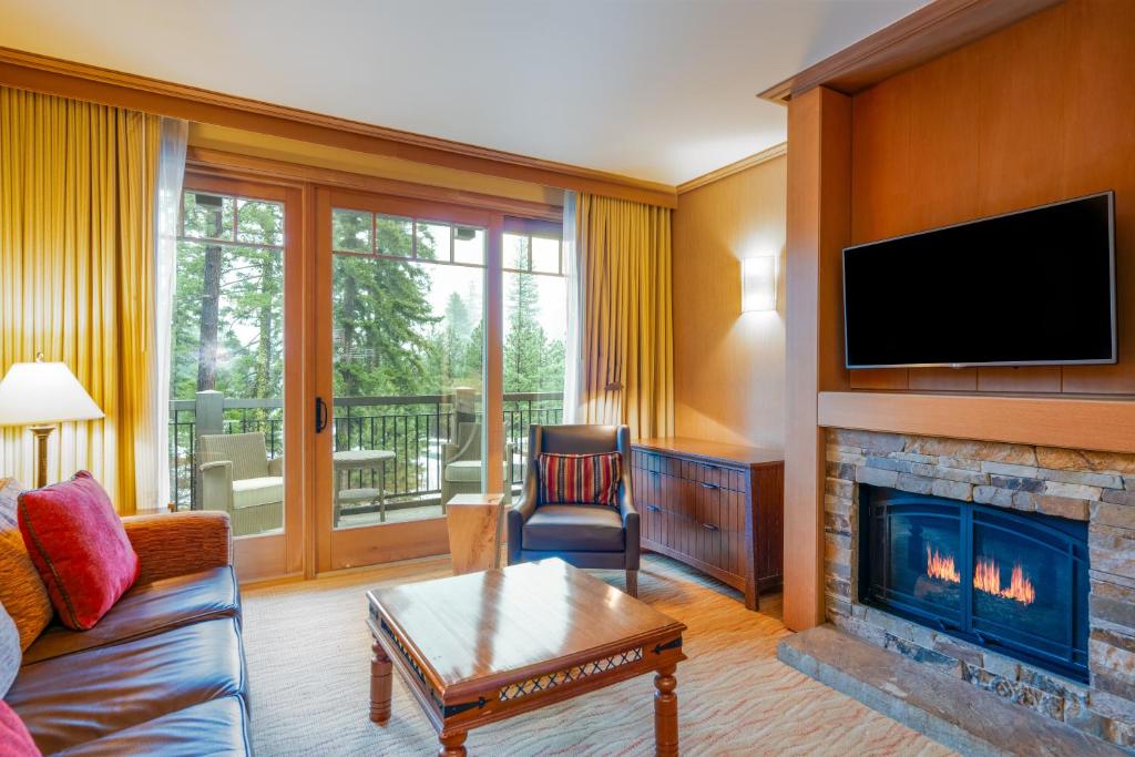 Huge 2 Connecting Rooms with Kitchen & Balcony, Cle Elum