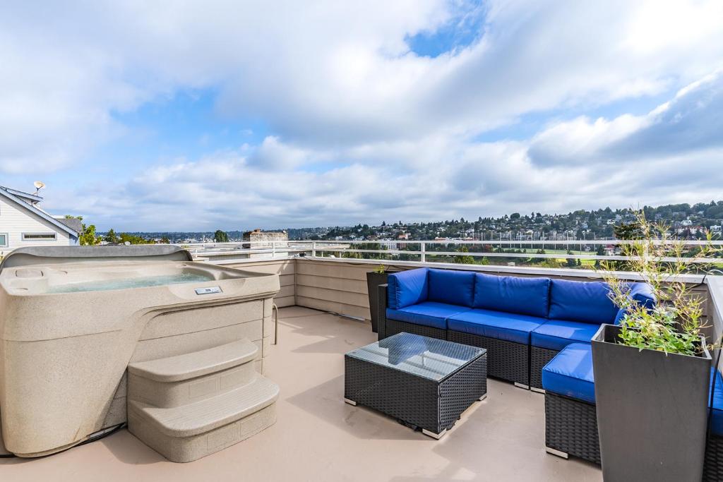 Majestic Views with a Hot Tub!, Seattle