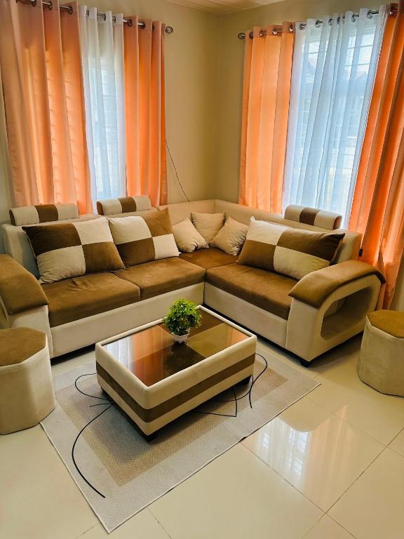 ELI Z - Affordable 3BR House with pool, Angeles