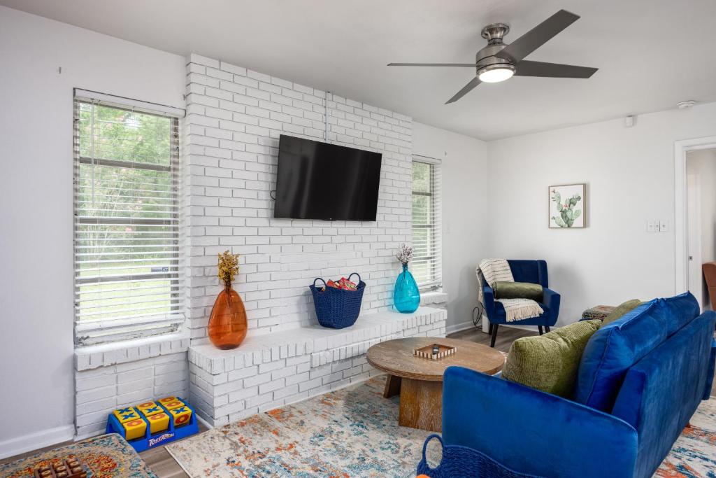 Vibrant 4bd with Games & Backyard - 5 Mins to UF, West Hills