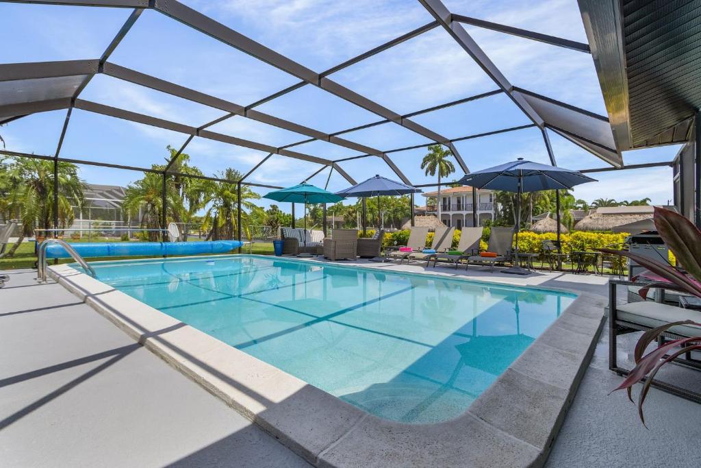 Gulf Access Home with Kayaks, Private Pool and Canal View - The Pelican Perch - Roelens, Cape Coral