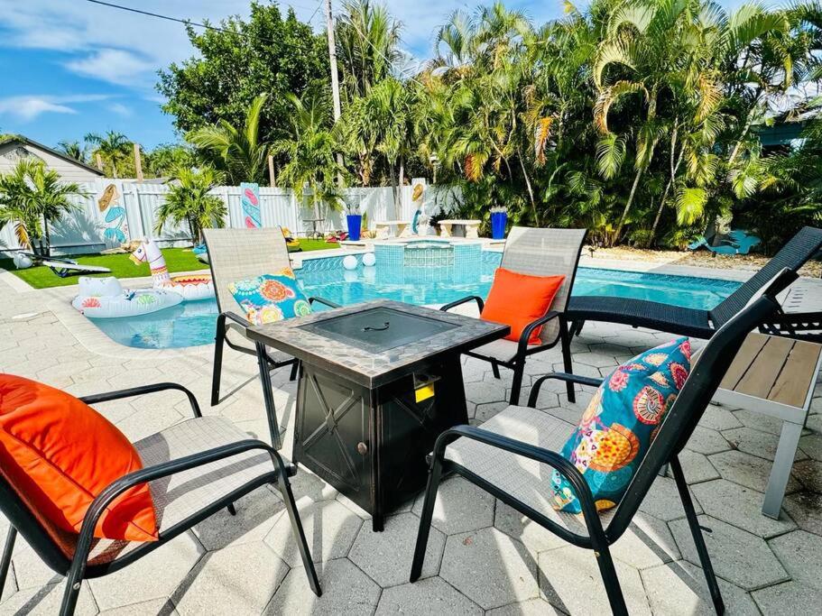 Mermaids Cove Heated Pool Jacuzzi Firepit Beach Access, Lantana