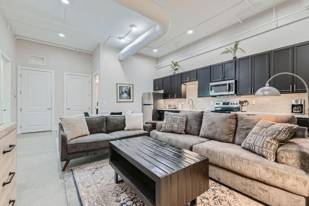 Golden Getaway Spacious 2BR Walk to Trails, Golden