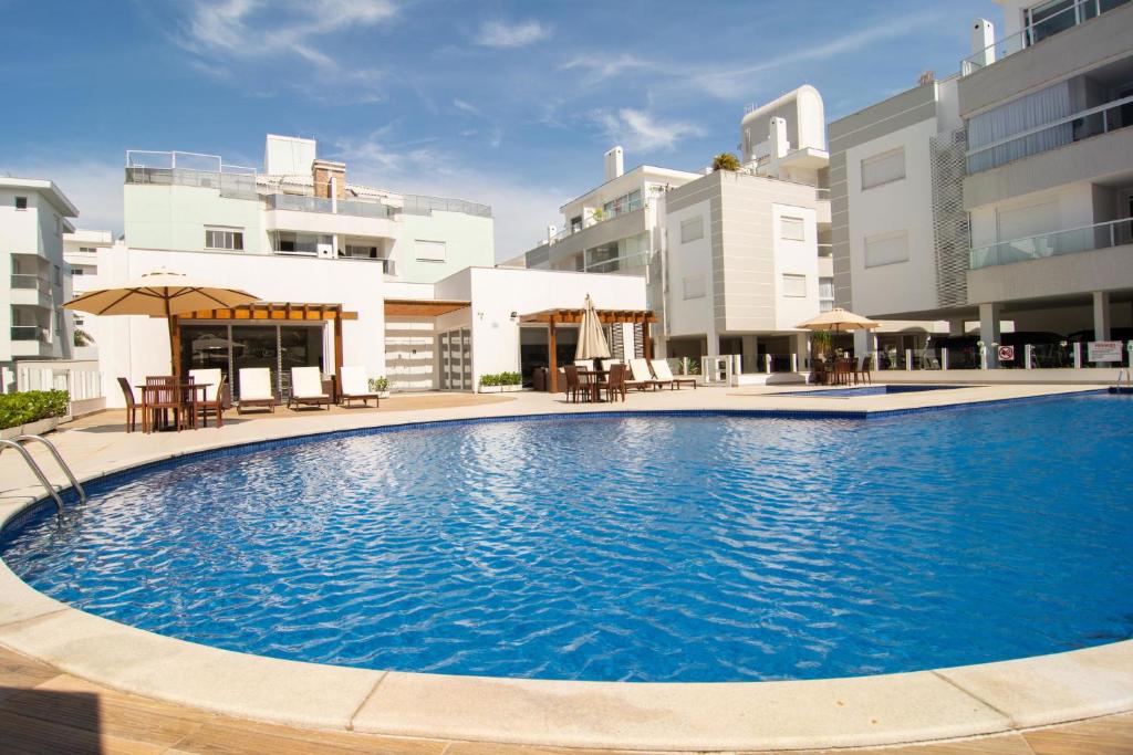 Cond. c/ Piscina e Academia, 350m da Praia P1793, Florianópolis