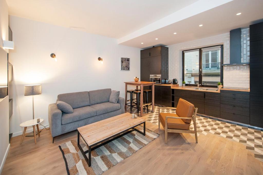 Guestroom, Pick A Flat's Apartment in Le Marais - Rue Sainte Croix de la Bretonnerie in Paris