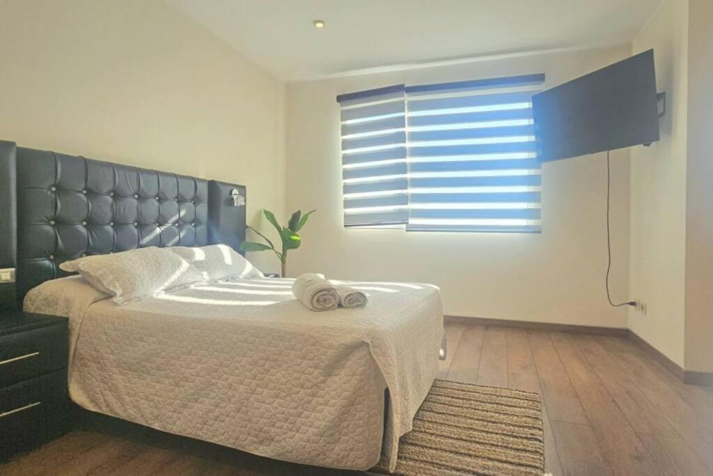 Comodo y equipado departamento en la Av Juan de la Rosa - 1