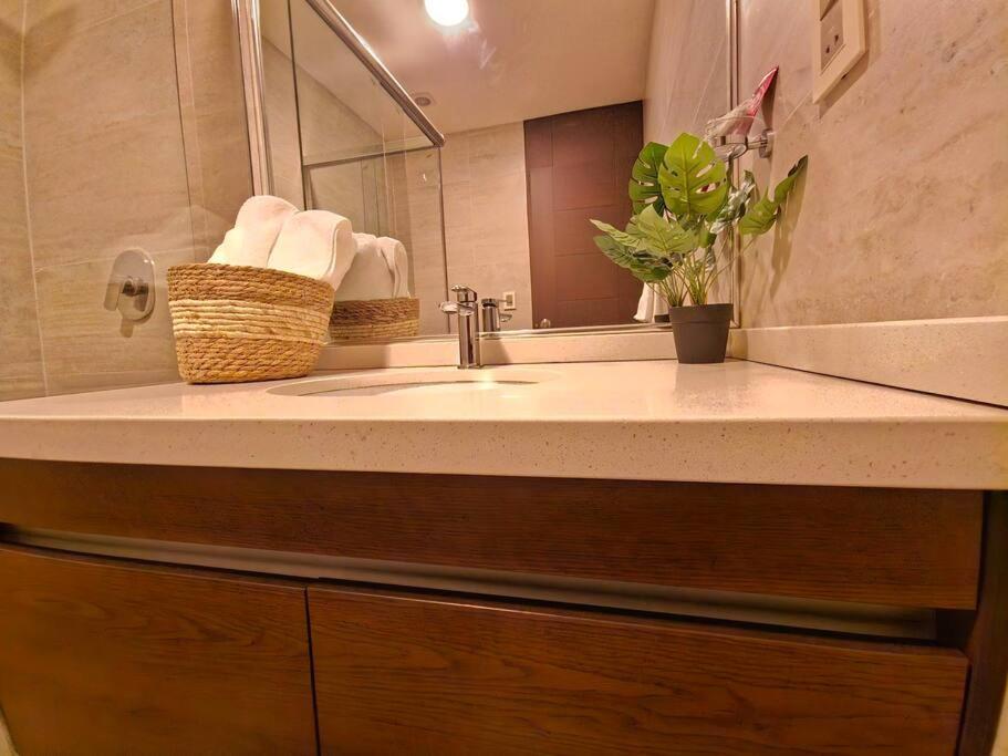 Comodo y equipado departamento en la Av Juan de la Rosa - 2