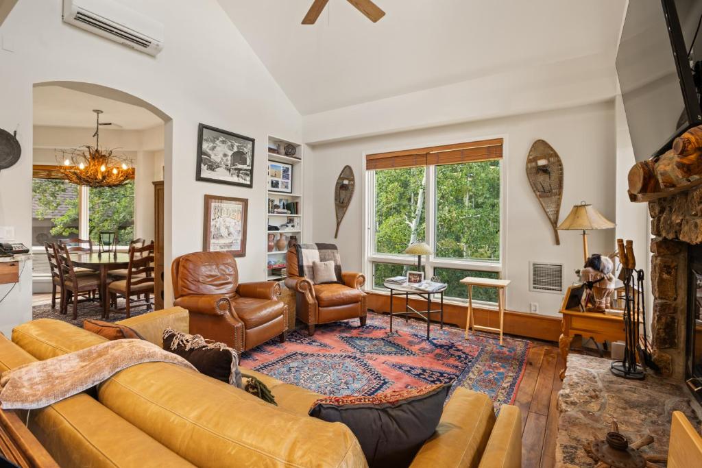 Chamonix 47, Snowmass Ski-In Ski-Out Condo with Shared Pool, Hot Tub &Gym, Snowmass Village