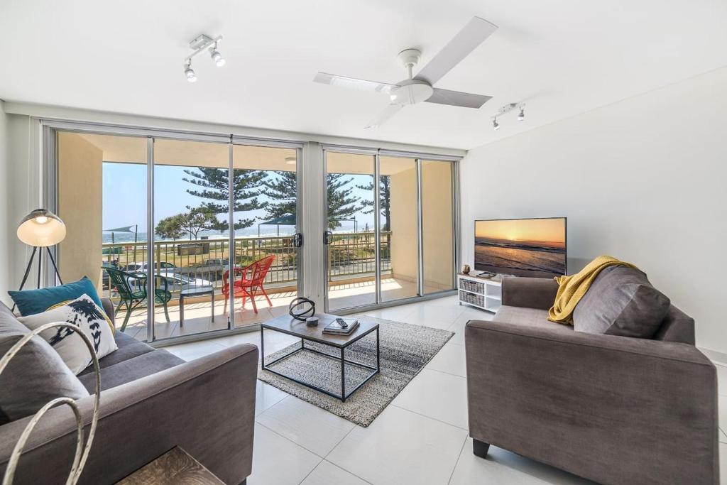Bright and Chill Beachfront Apartment with Balcony, Gold Coast