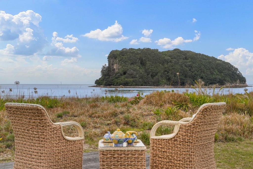 Seaview Escape - Beachfront Home, Whangamata