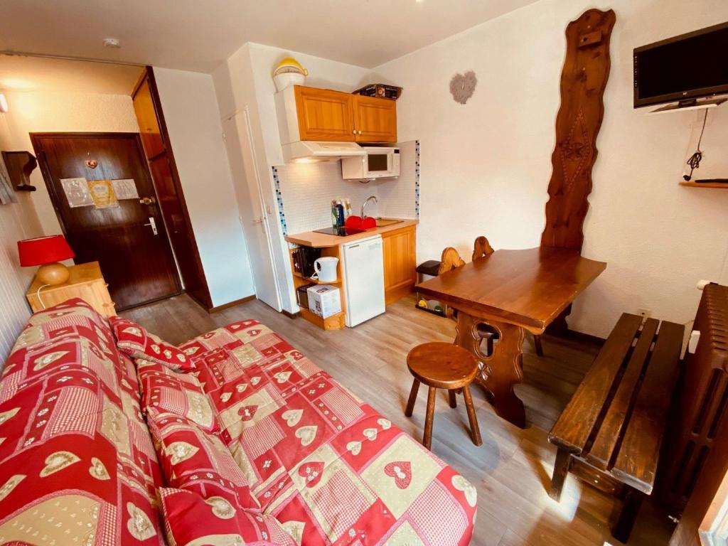 Petit studio à 250 m des pistes avec balcon au centre de La Clusaz - FR-1-459-233 - 4