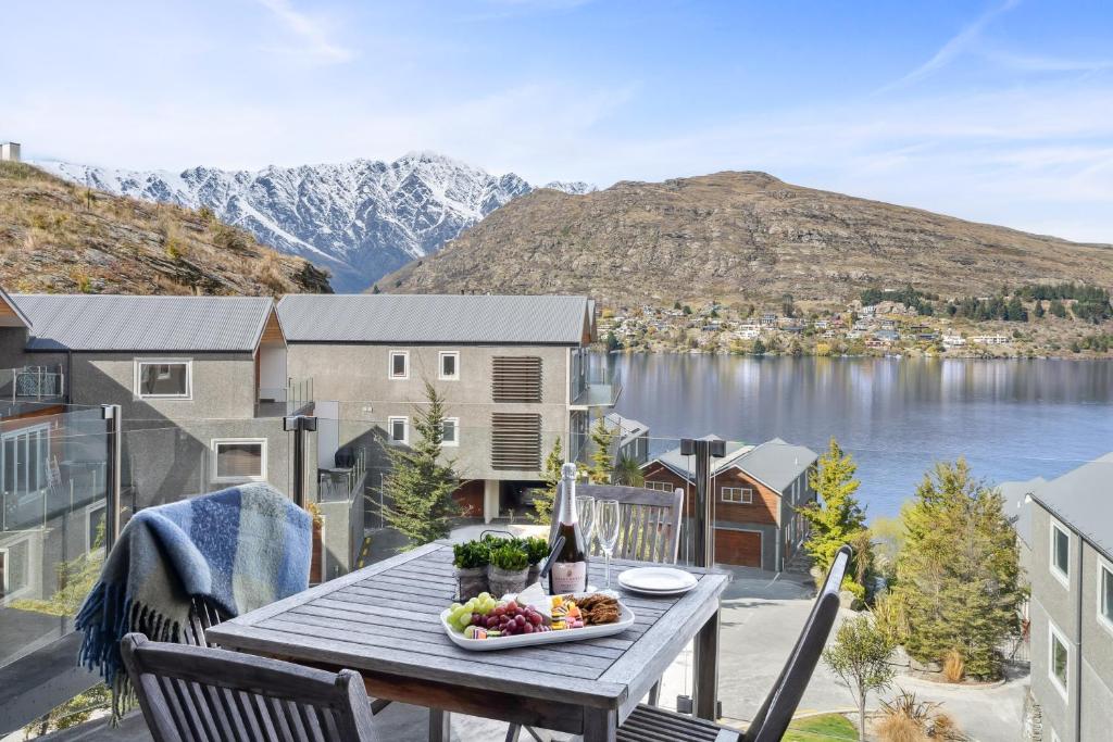 Alpine Serenity A with Stunning Lake and Mountain Views, Queenstown