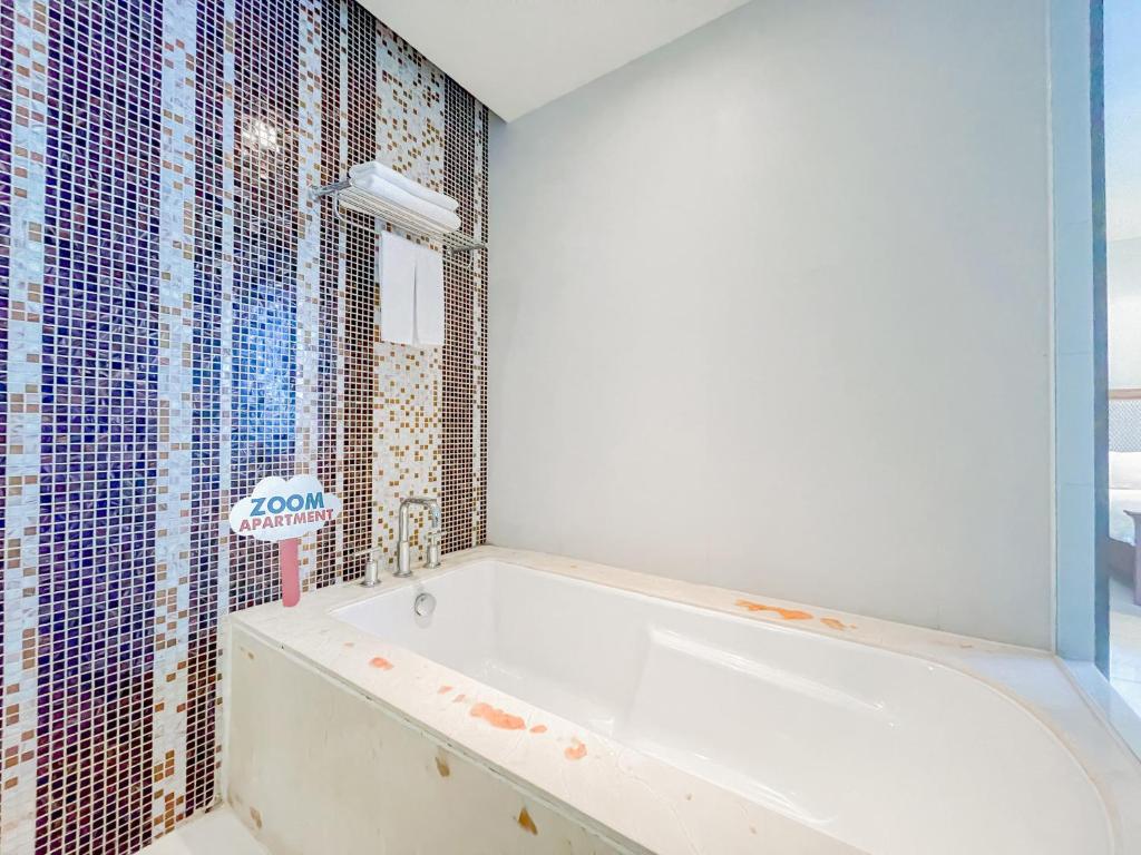 Rozy Apartment in City Center with Sea View
