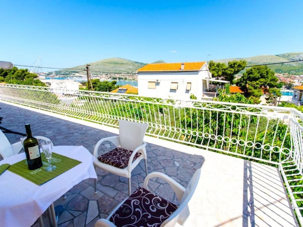 Apartments Ivana TR - Studio with Balcony and Sea View A4, Trogir
