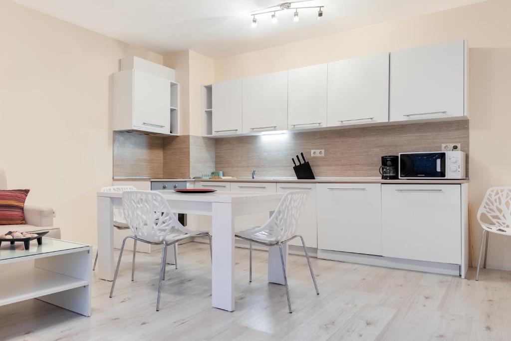 АТ apartment - Pool View, Varna