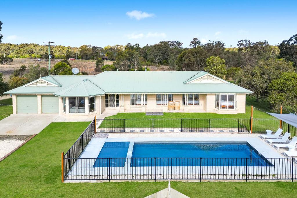 Roads End with Games Barn Ponies Alfresco Dining, Lovedale