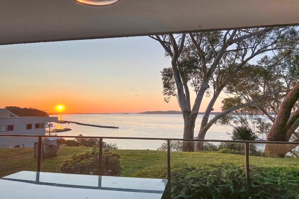 The Poplars, 1,36 Magnus St - Delightful unit with panoramic water views, pool, Linen, Aircon & Wifi, Nelson Bay