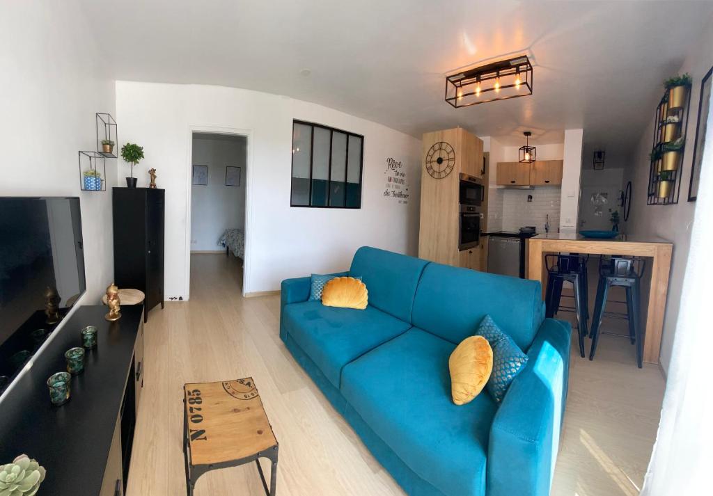 Clochette next to Disneyland Paris 5 PAX - 3