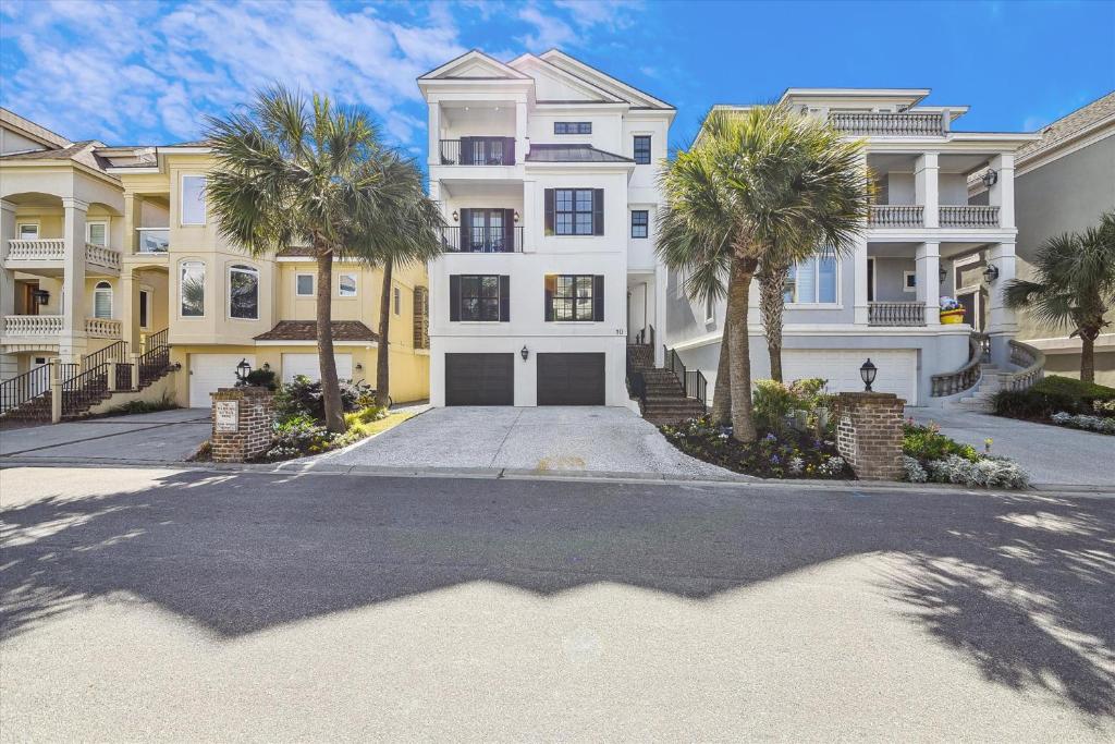 10 Collier Beach- Oceanfront, Private Beach Access, Heatable Pool, Free Activities Included, Hilton Head Island