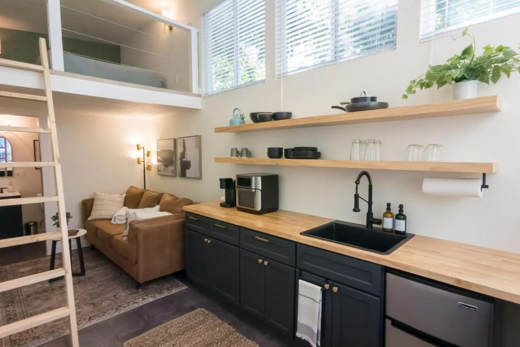 Moody and Bright - Peaceful St less than 5 min to the Action, Austin