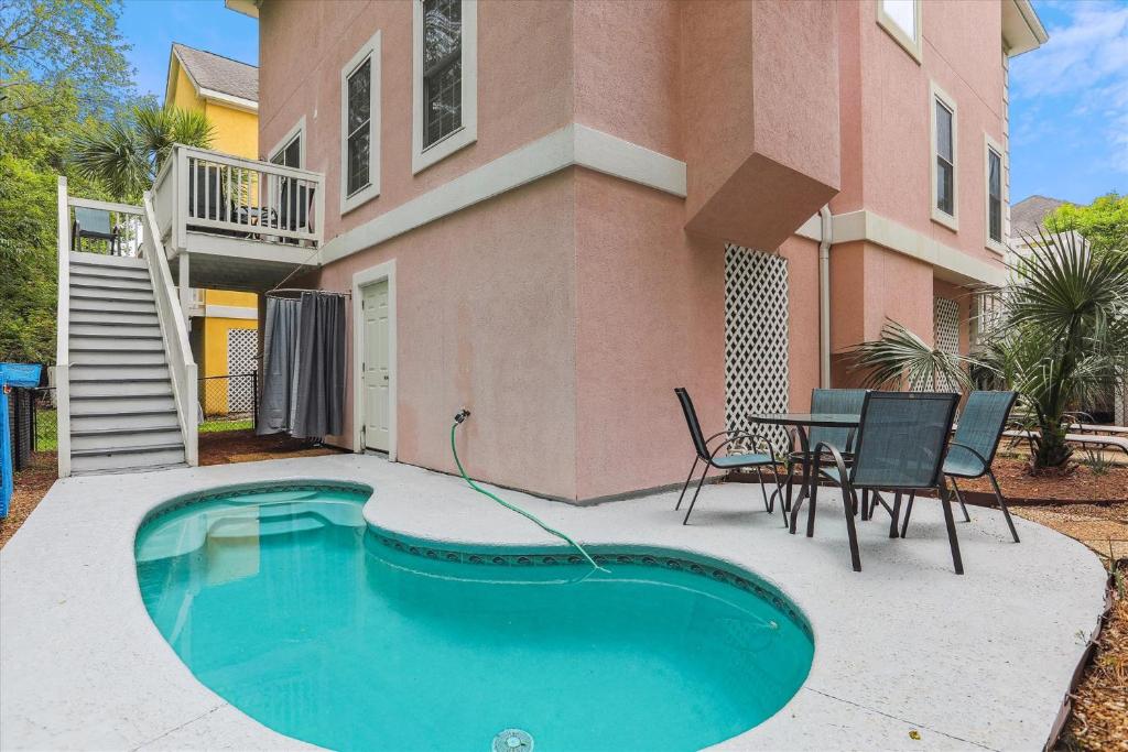 41 Bradley- Private Pool, Newly Updated, Quick Walk to Beach! FREE Activities Included, Hilton Head Island