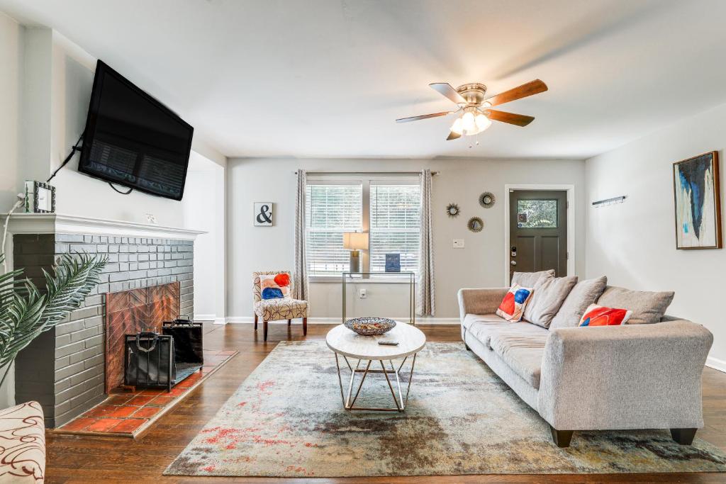 Pet-Friendly Home with Hot Tub in Atlanta!, Atlanta