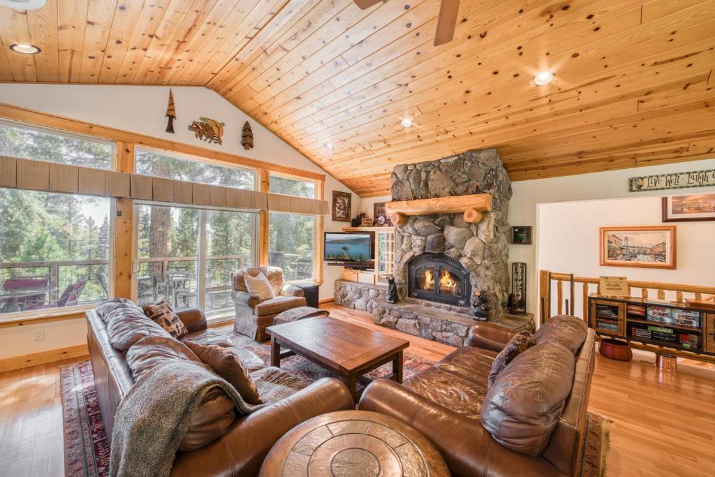Fawn View by Tahoe Getaways - Spacious 5 BR w Pool Table-Short Drive to Northstar, Tahoe Vista