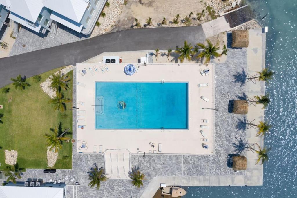 Oceanside Spacious Studio Escape, Marathon