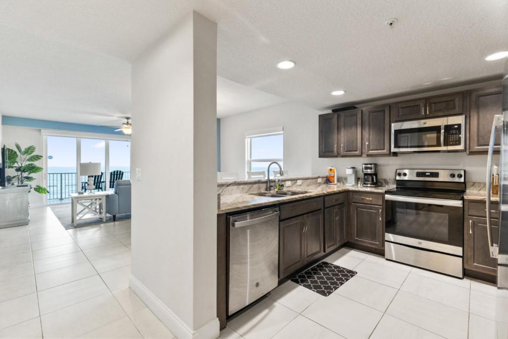 A Wave From It All Oceanfront Pool, Daytona Beach