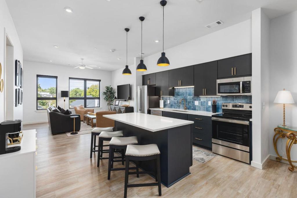 Upscale Music Row Corner Unit with Patio Rooftop with City View and Gym, Nashville