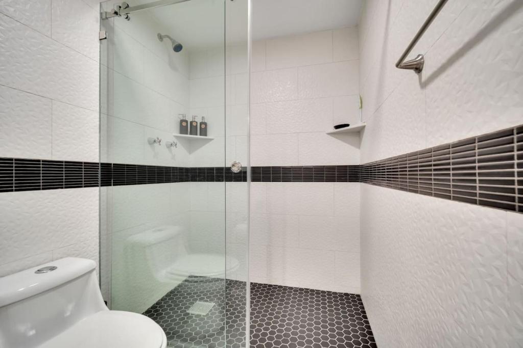 Completely Remodeled 2BD-2BA Plaza Bonita - 3