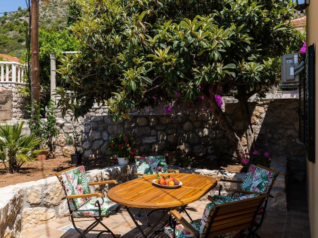 Apartment Pod Nespolom - One Bedroom Apartment with Terrace, Trsteno