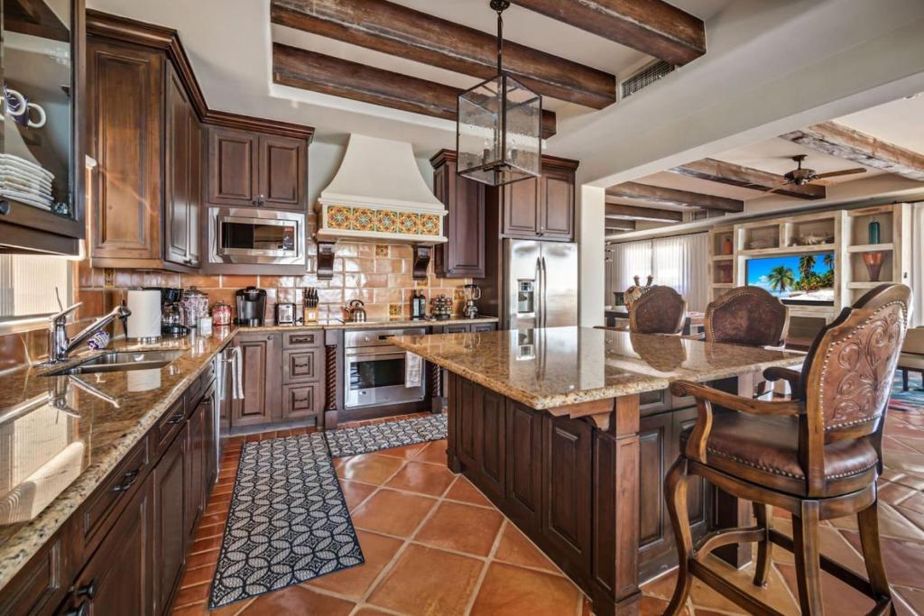 4BD 2-level Penthouse 5-Star Beachfront Paradise. - 4