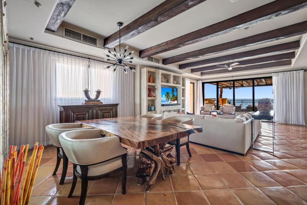 4BD 2-level Penthouse 5-Star Beachfront Paradise. - 5