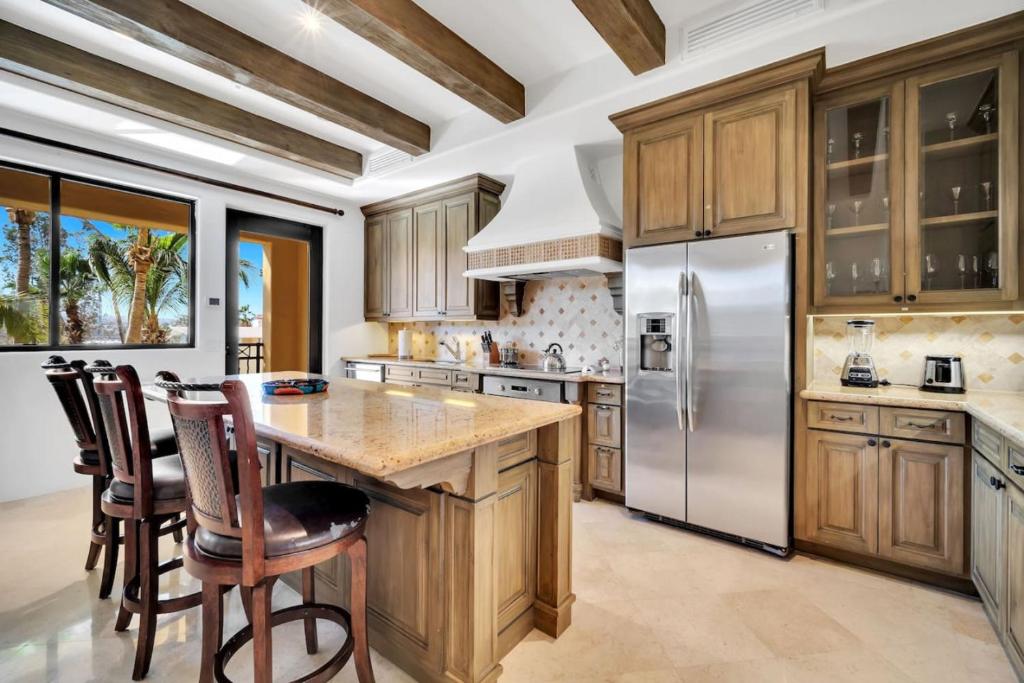 2 BD 5-Star Beachfront Paradise - 4
