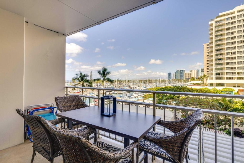 Honolulu Studio with Ocean View Parking Included!, Honolulu