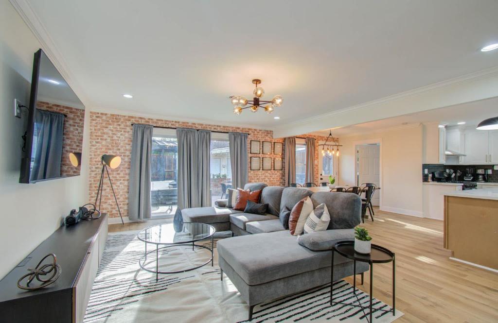 4-BD Central Location w Pool Patio Firepit, Houston