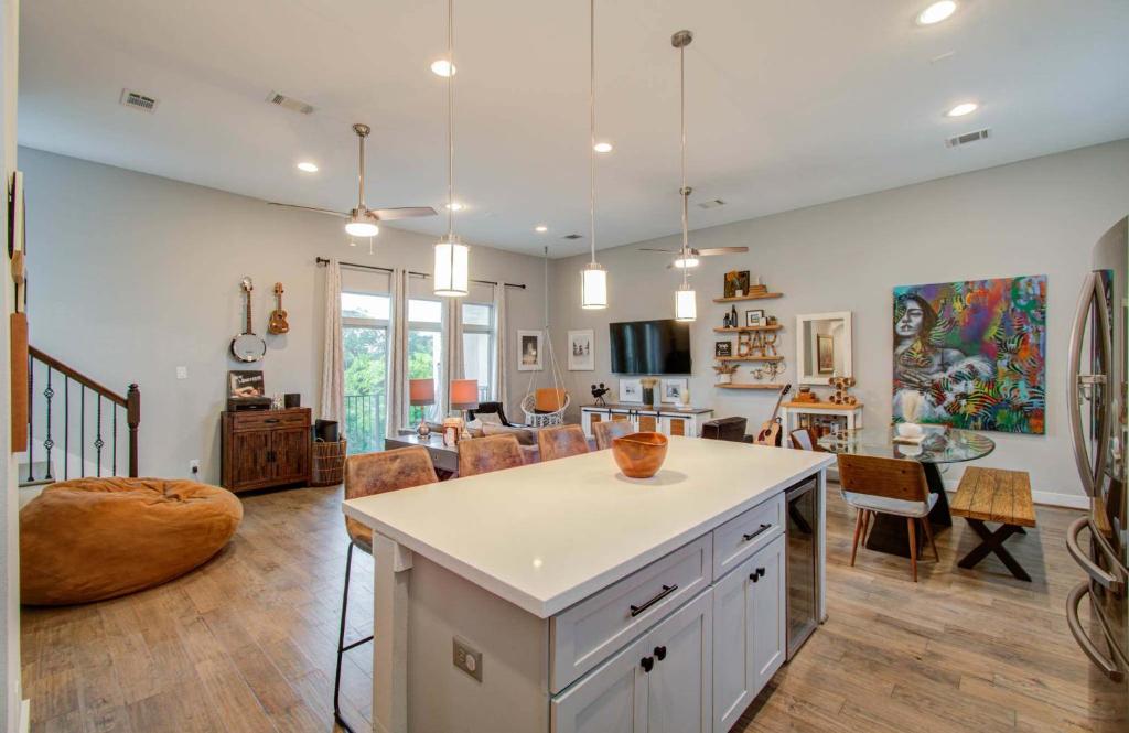 Modern Luxury 3-BD Mins to DT w Rooftop, Houston