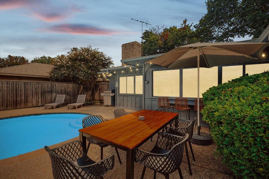 4-BD Serene Hideaway w Pool Foosball and Patio, Dallas