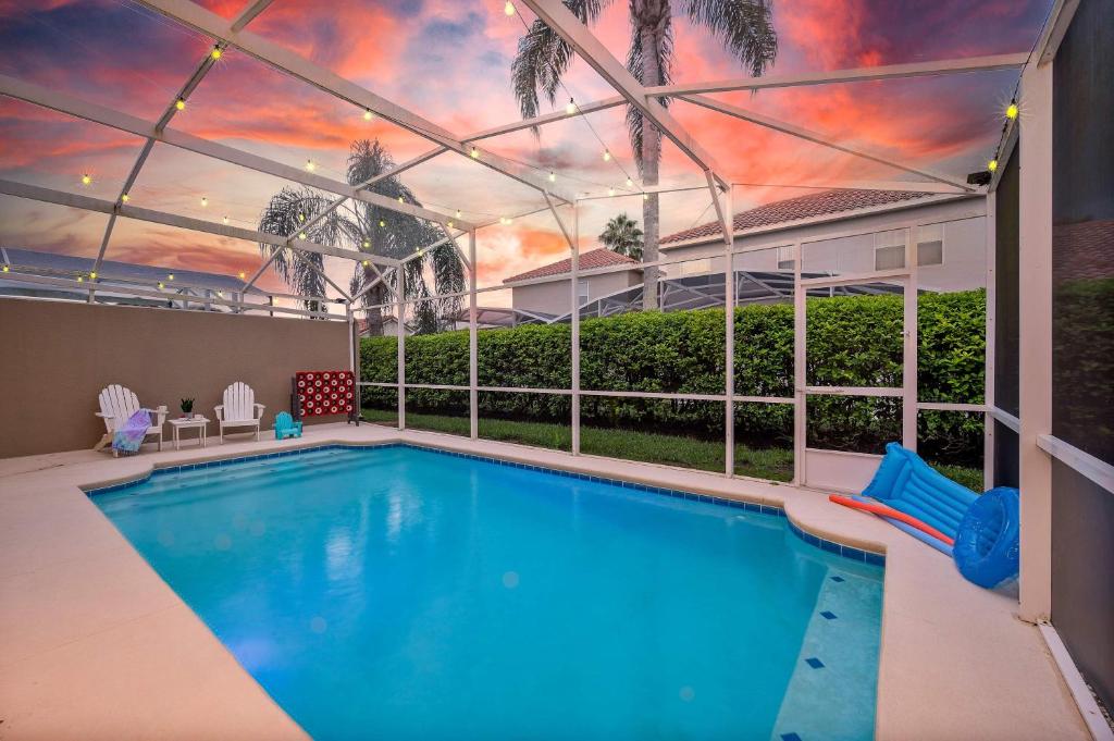 Game Room + Private Heated Pool + 8 MI to Disney, Davenport