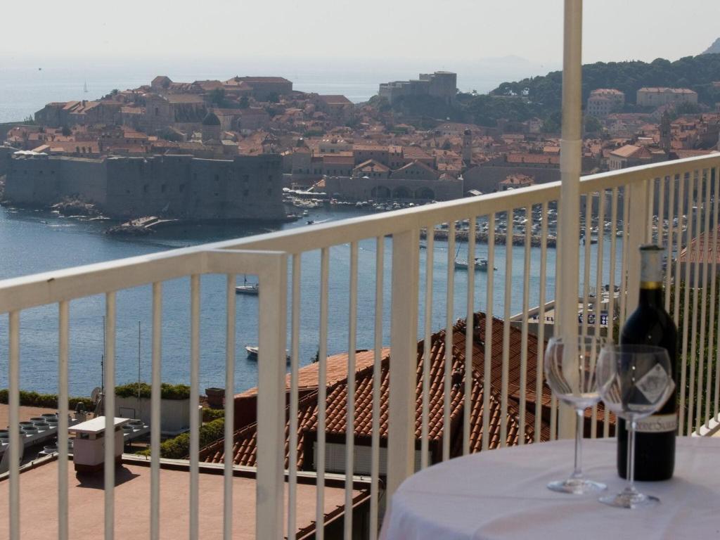 Apartments Sipa - Premium Two Bedroom Apartment with Balcony and Sea View Apartman A, Dubrovník