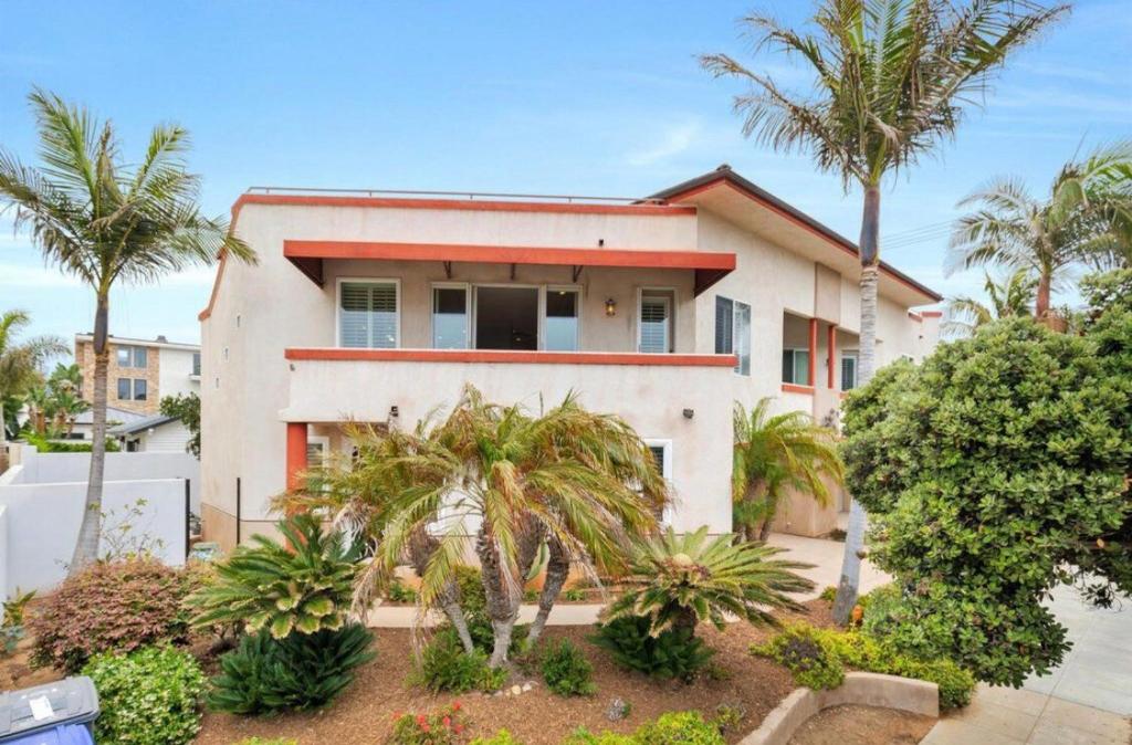 Good Times, Tan Lines - Ocean views rooftop lounge, Carlsbad