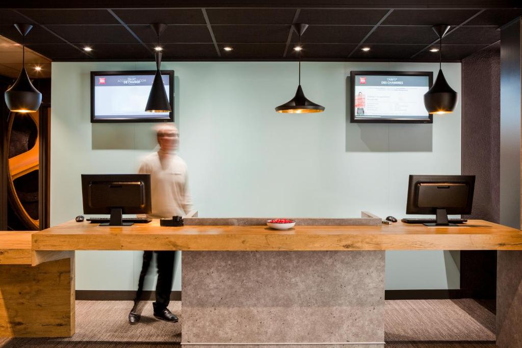 フロント・ロビー