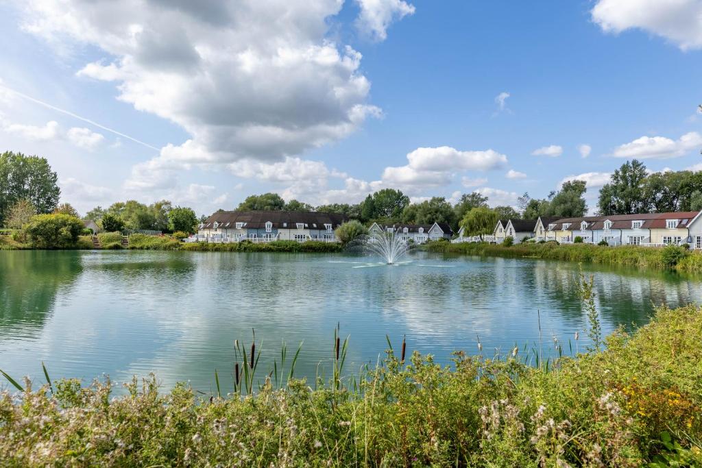 Rose Lake View, 3 Bed Luxury Cotswolds Lake House, South Cerney, Cirencester, South Cerney