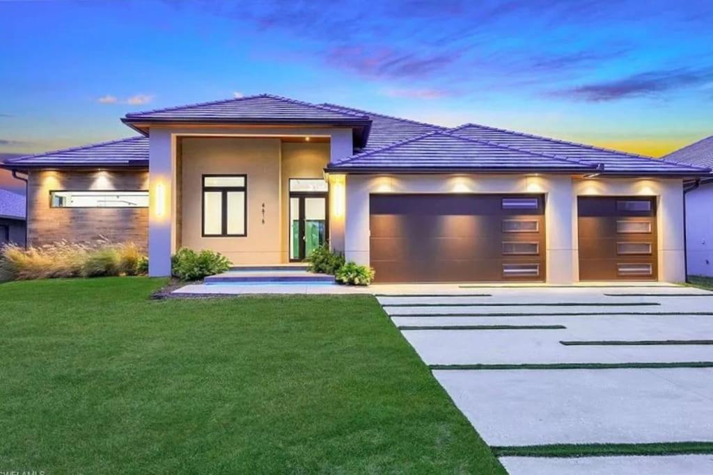 Villa Twenty Two by CoralVilla - modern, pool & spa, Shell Point Village